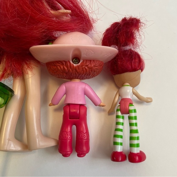 Strawberry Shortcake Wardrobe & 3 Dolls - Picture 4 of 16